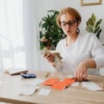 Mãos de empresário analisando gráficos de fluxo de caixa em tablet e planejando o futuro de sua pequena empresa