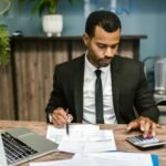 Gráfico de barras e moedas simbolizando a gestão financeira e o capital de giro em uma empresa de serviços