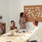 Diversos ícones de aplicativos de gestão de projetos em uma tela de computador, simbolizando alternativas gratuitas ao Trello para equipes.