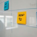 Equipe colaborando em projetos com Asana e Slack em telas de computador