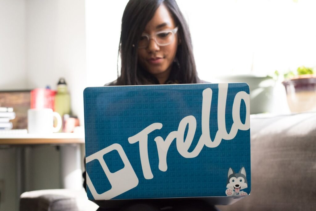 Um quadro do Trello mostrando listas de 'Revisão', 'Aprovação' e 'Concluído' com cartões de documentos em diferentes estágios.