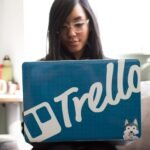 Um quadro do Trello mostrando listas de 'Revisão', 'Aprovação' e 'Concluído' com cartões de documentos em diferentes estágios.