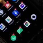 Ilustração de planilhas do Google Sheets e ícone do WhatsApp interligados por setas, simbolizando automação de cobranças