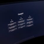 Pessoas em reunião online com ícones de inteligência artificial e resumo de texto