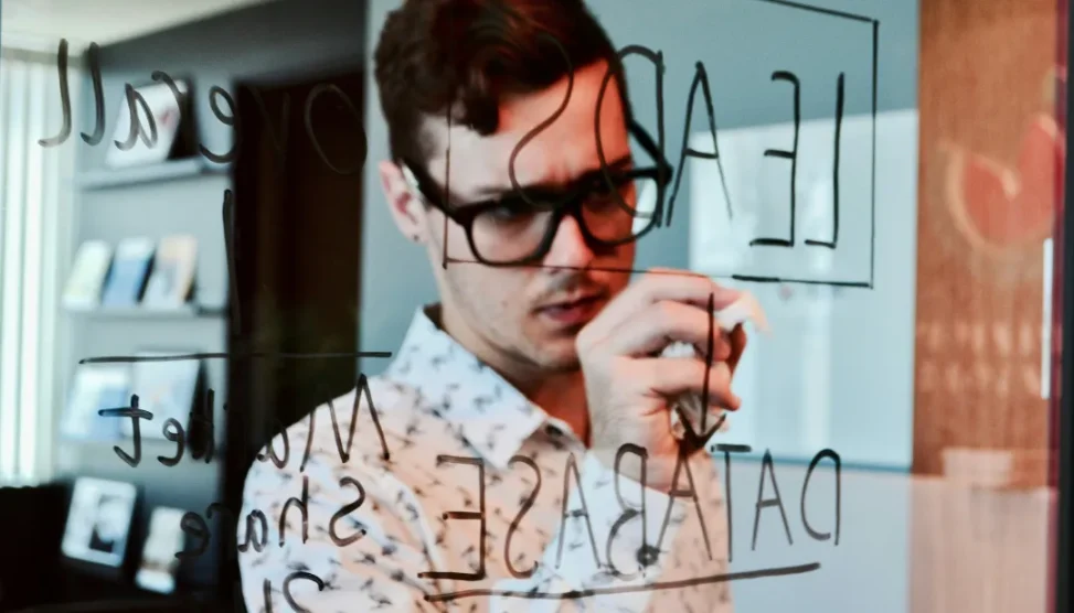 SDR analisando dados de qualificação de leads com metodologias BANT e SPIN Selling em tela de computador