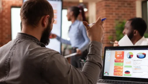 Ilustração mostrando duas abordagens de marketing: uma com ímã (inbound) e outra com megafone (outbound), representando a diferença de atração e prospecção.
