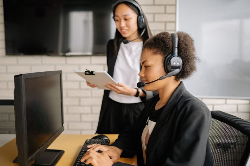 Homem de negócios confiante ao telefone fazendo cold call B2B, com gráficos de sucesso no fundo