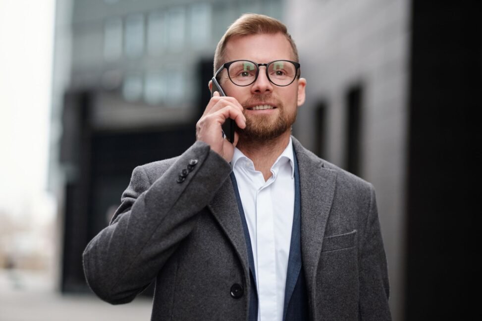 Profissional de vendas em uma ligação telefônica com um relógio marcando 30 segundos, simbolizando a urgência e eficácia do cold call.